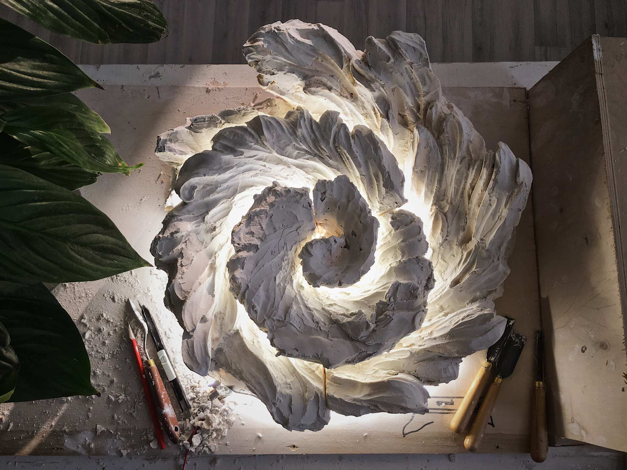 Настенное бра в виде волны