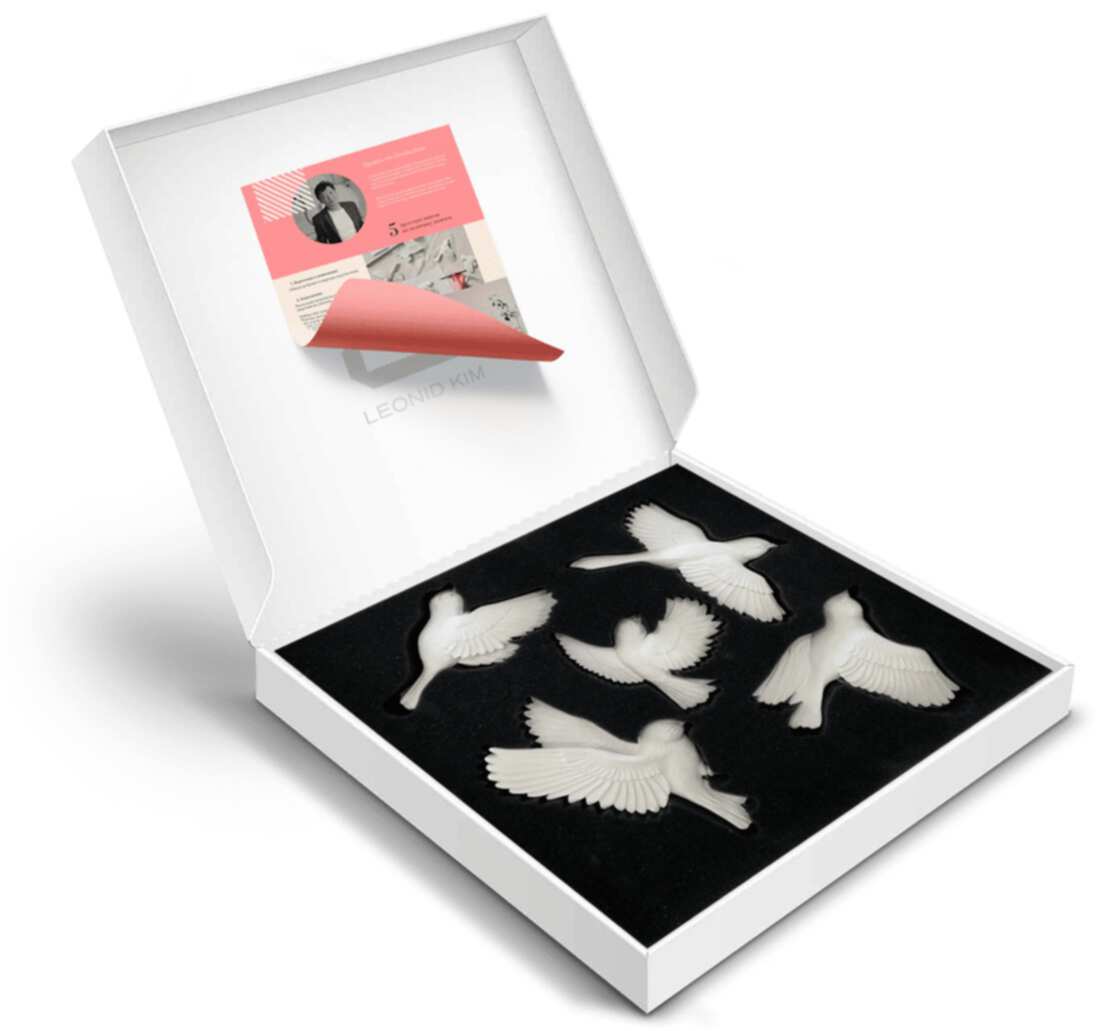 Белая скульптура в виде стаи птиц