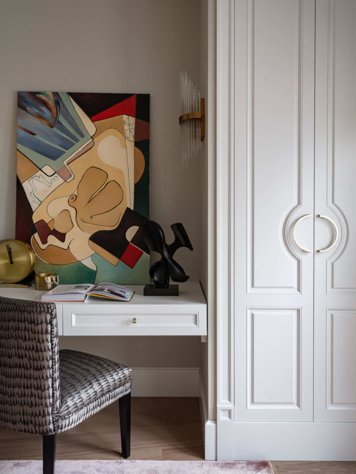 Абстракция в интерьере спальни