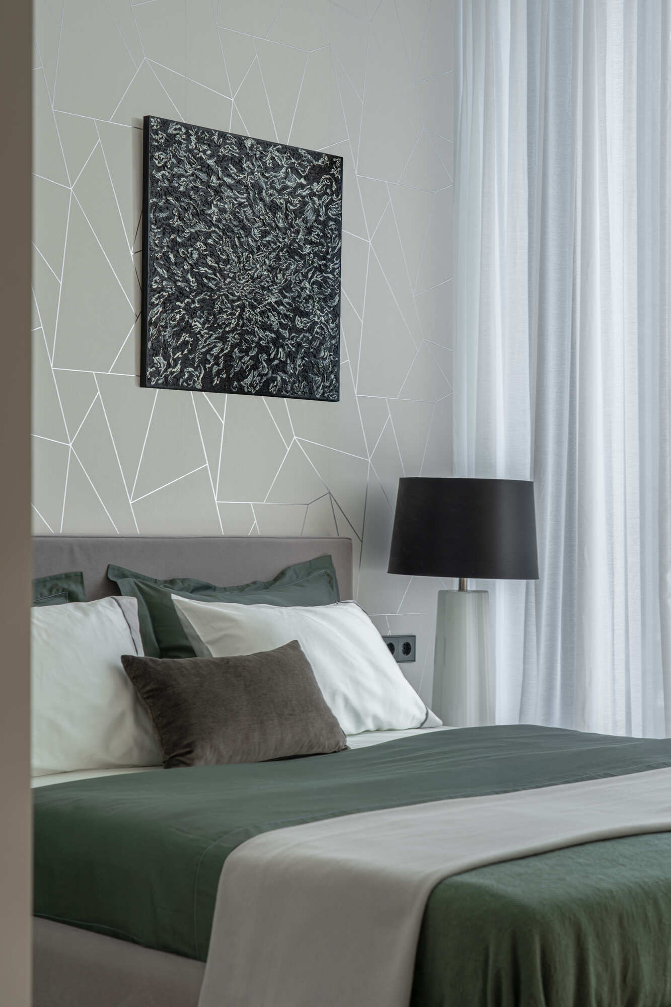 Черная абстракция в интерьере