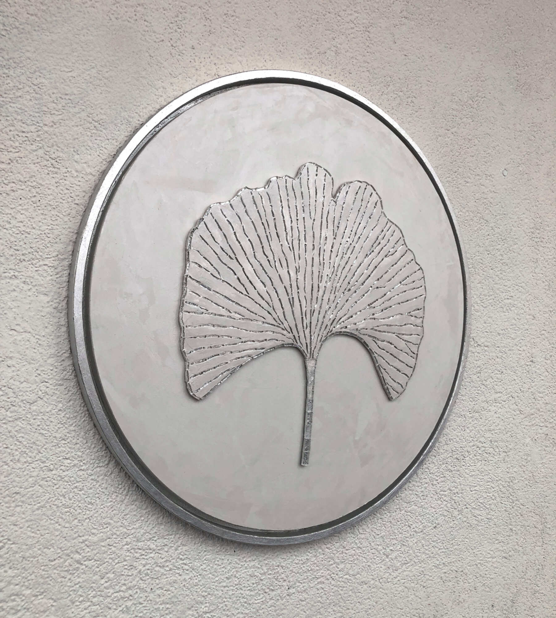 Серое мозаичное панно