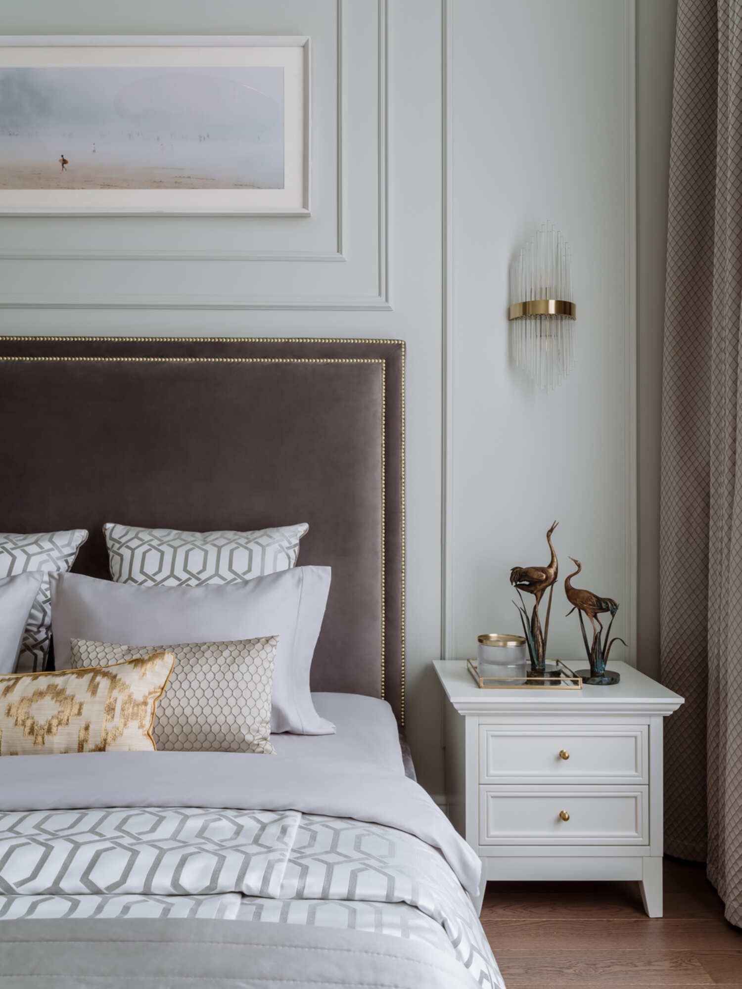 Скульптура в виде журавлей