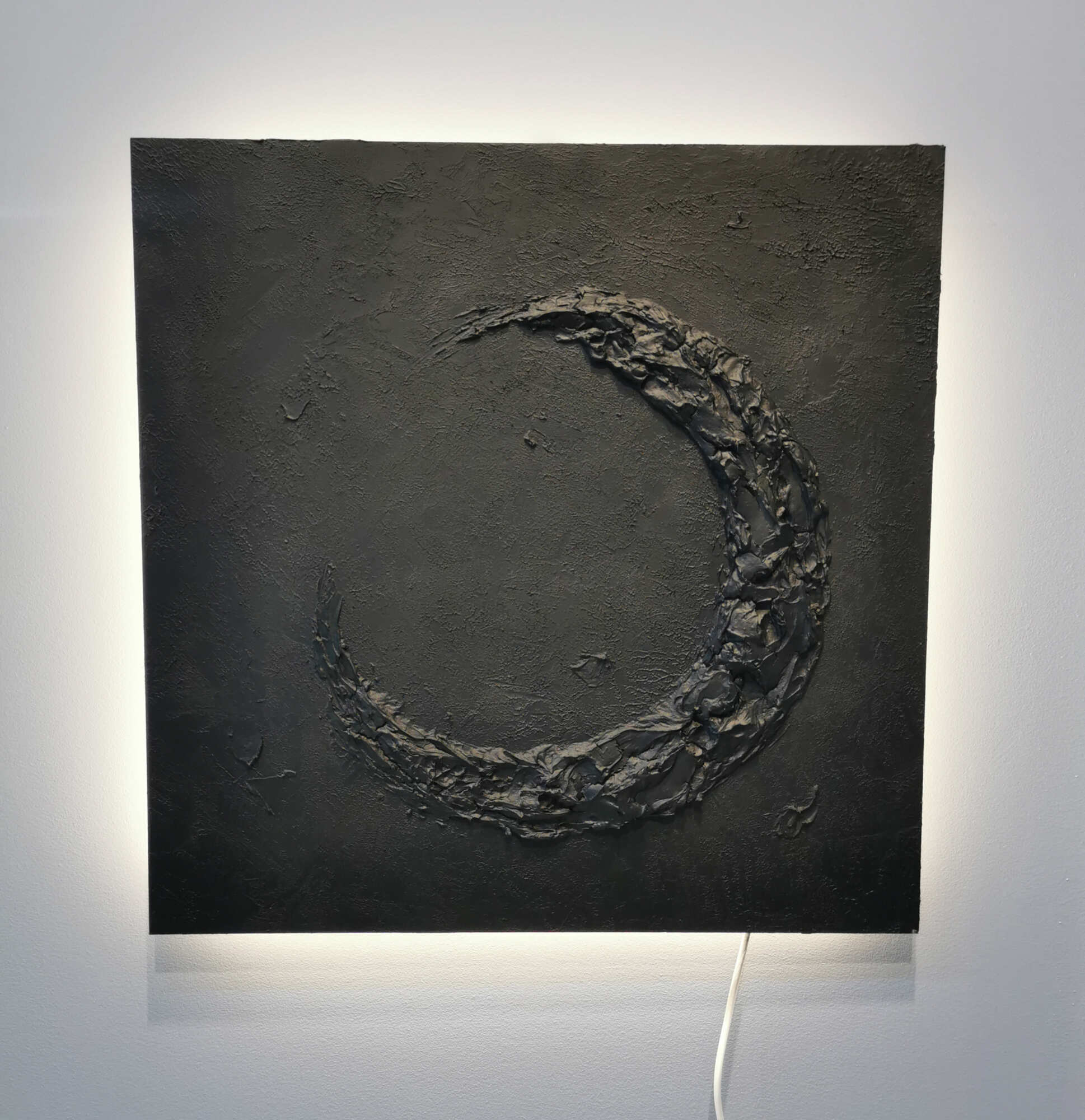 черное панно с подсветкой