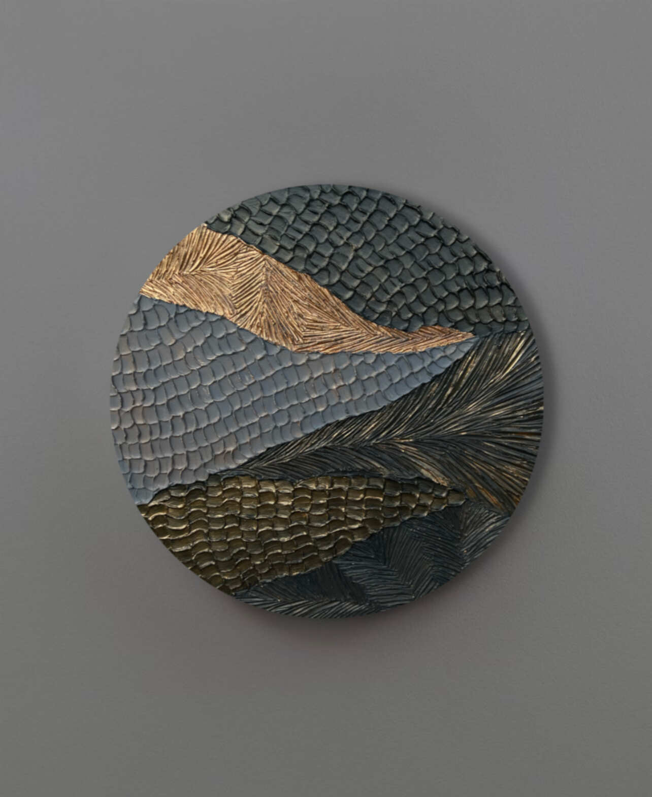 круглое серое панно