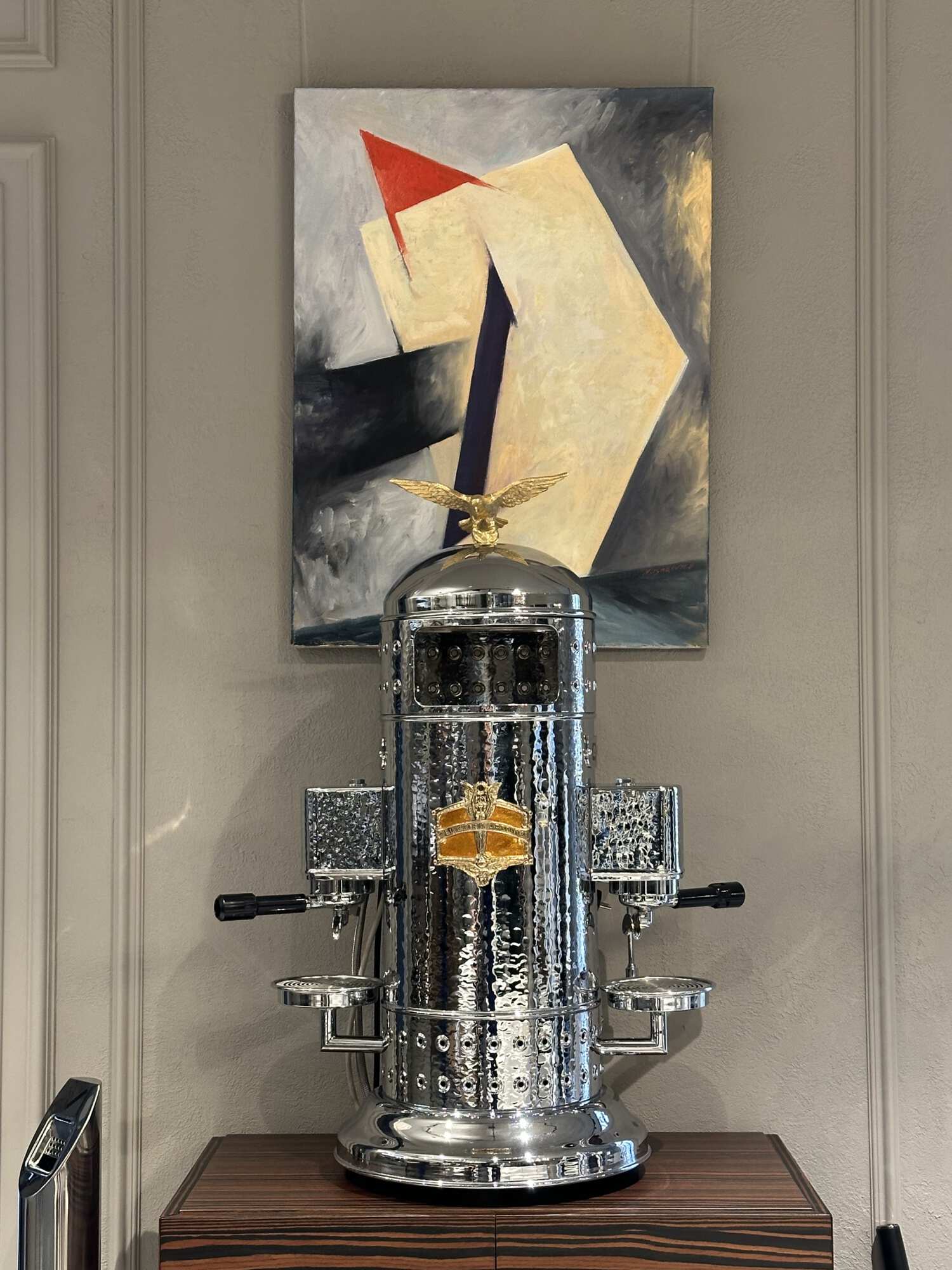 картина на серой стене