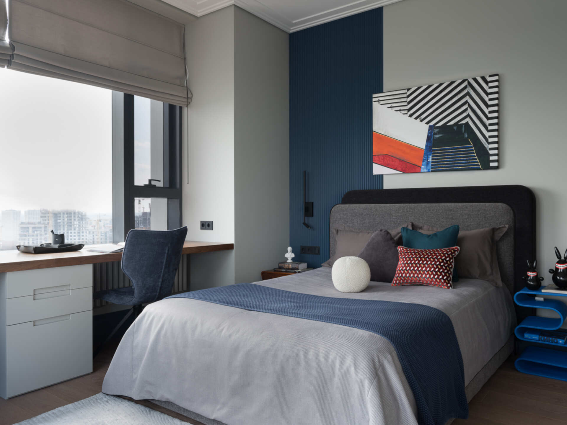 яркая картина в спальне